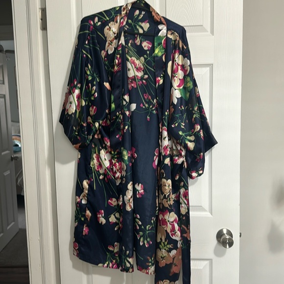 NWOT silk like kimono - Picture 2 of 5